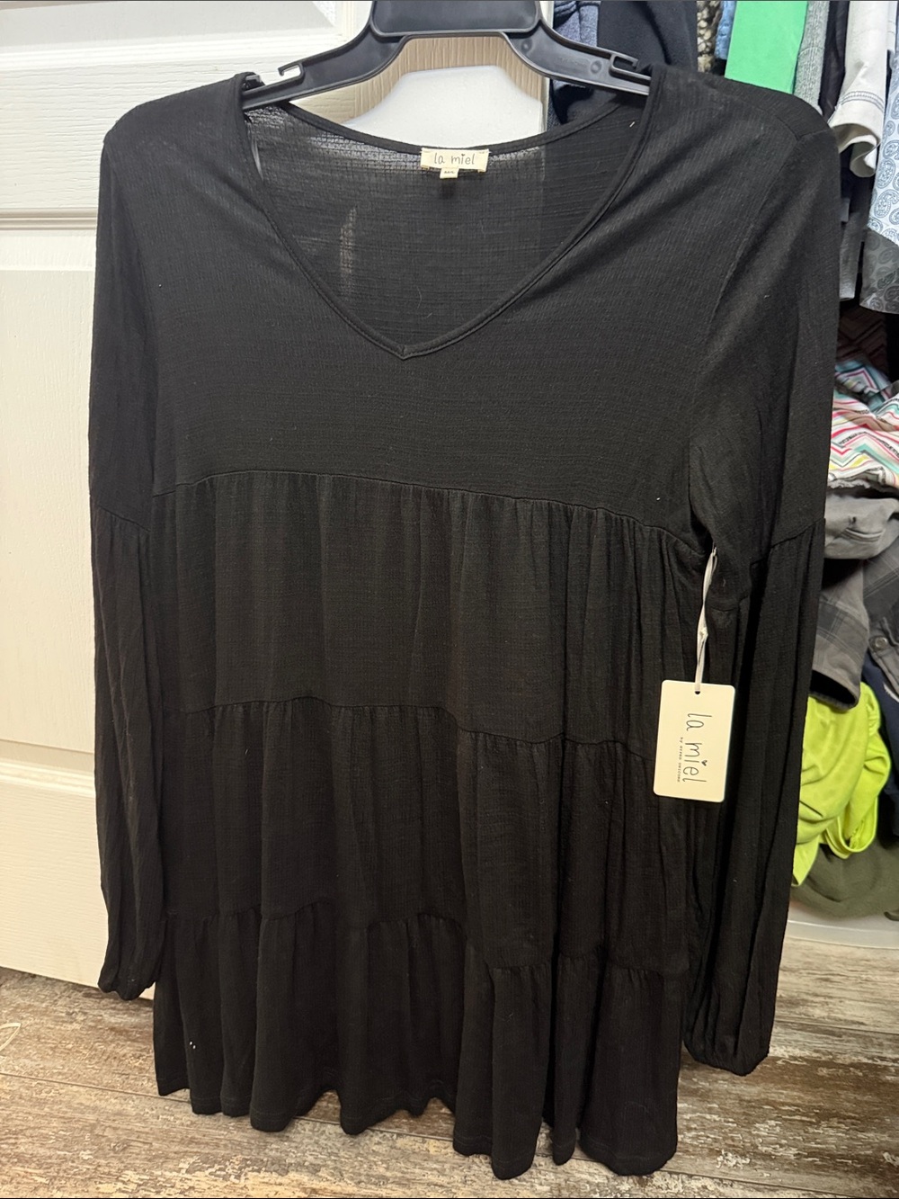 LA MIEL Black Long-Sleeve V-Neck Tiered Tunic Top